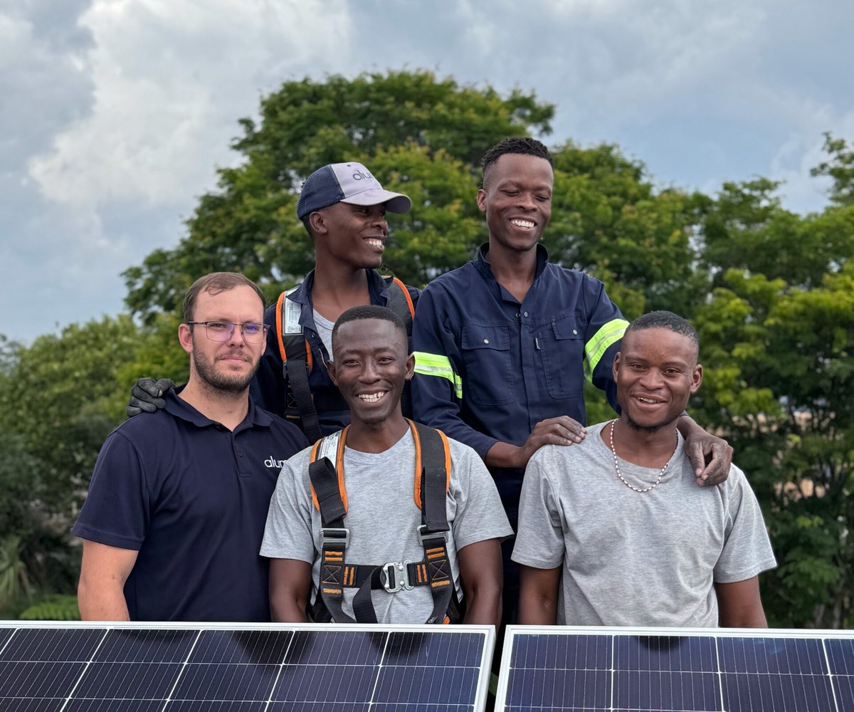 Alumo installation team on a customer's roof